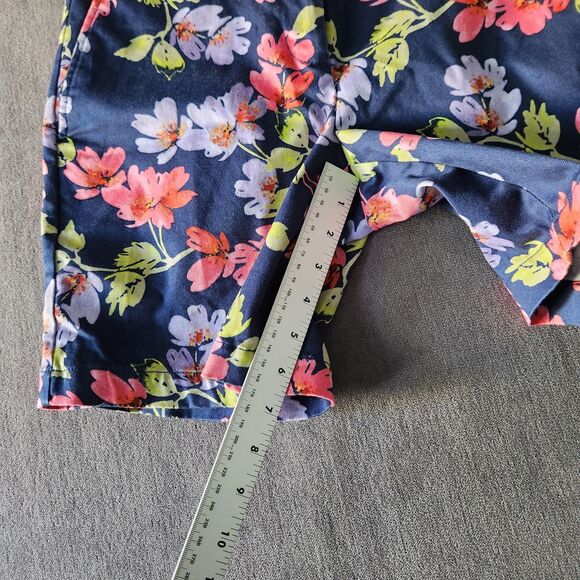 Lands End Shorts Womens Size 2 mid rise Blue floral shorts 7” inseam - Picture 8 of 10